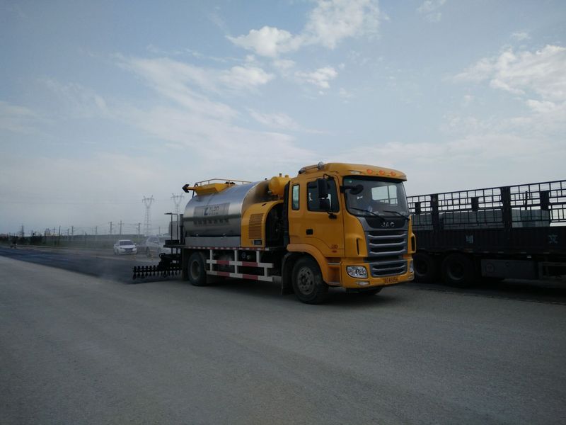 沥青洒布车型号0845，，，松科高速白城施工